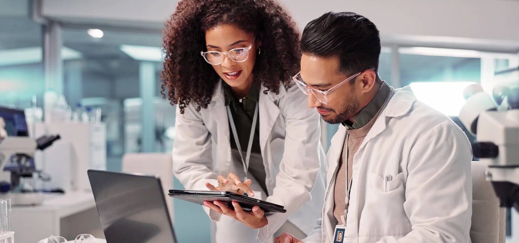 2 doctors discussing medical health record on a tablet
